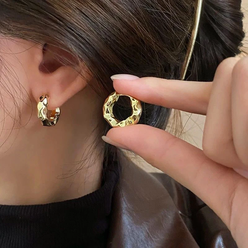 Metal Pleated Wrinkle Texture Circle Hoop Earrings for Women New Fashion Trend Simple Personality Cool Girl Party Jewelry Gift