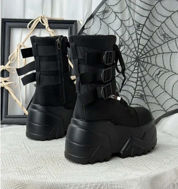 Neue schwarze Plateau-Stiefel im spanischen Stil, mittelhohe Stiefel mit seitlichem Reißverschluss und Schnürung, dunkle Punk-Ritterstiefel mit mehreren Riemen und Schnallen, die die Körpergröße optisch erhöhen. – Detail 5