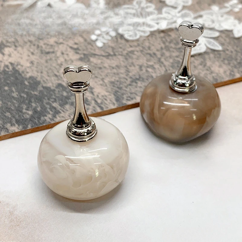 Retro เรซิ่นเล็บฐานเล็บปลอมและ Clay คงที่ผู้ถือฝึกเล็บพร้อมแม่เหล็กโลหะหมากรุกชิ้น