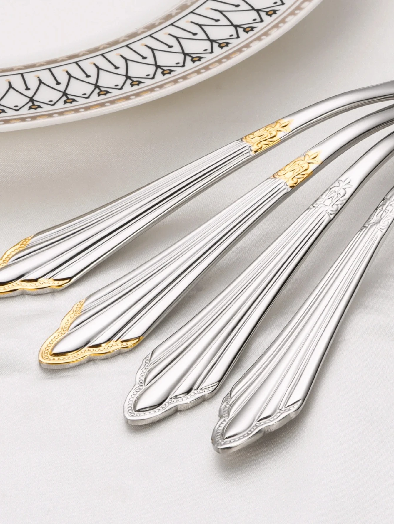 طقم ملاعق عشاء لامعة مطلية بالذهب فاخرة من الفولاذ المقاوم للصدأ ملعقة طاولة كبيرة جدًا 4 قطع