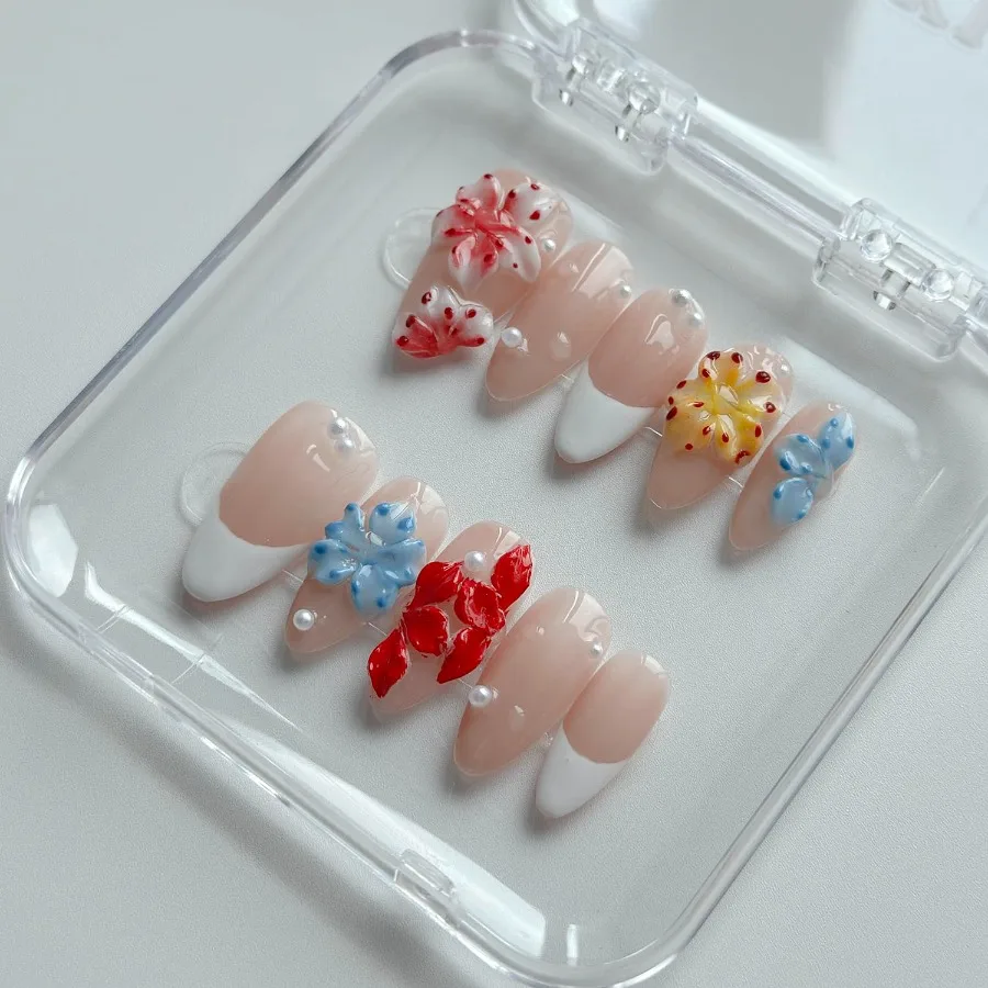 الصحافة الفاخرة على الأظافر متوسطة اللوز اليدوية ثلاثية الأبعاد فريدة من نوعها قابلة لإعادة الاستخدام مادة ABS الأظافر وهمية الأبيض الفرنسية تلميح الأظافر كاذبة مع تصميم