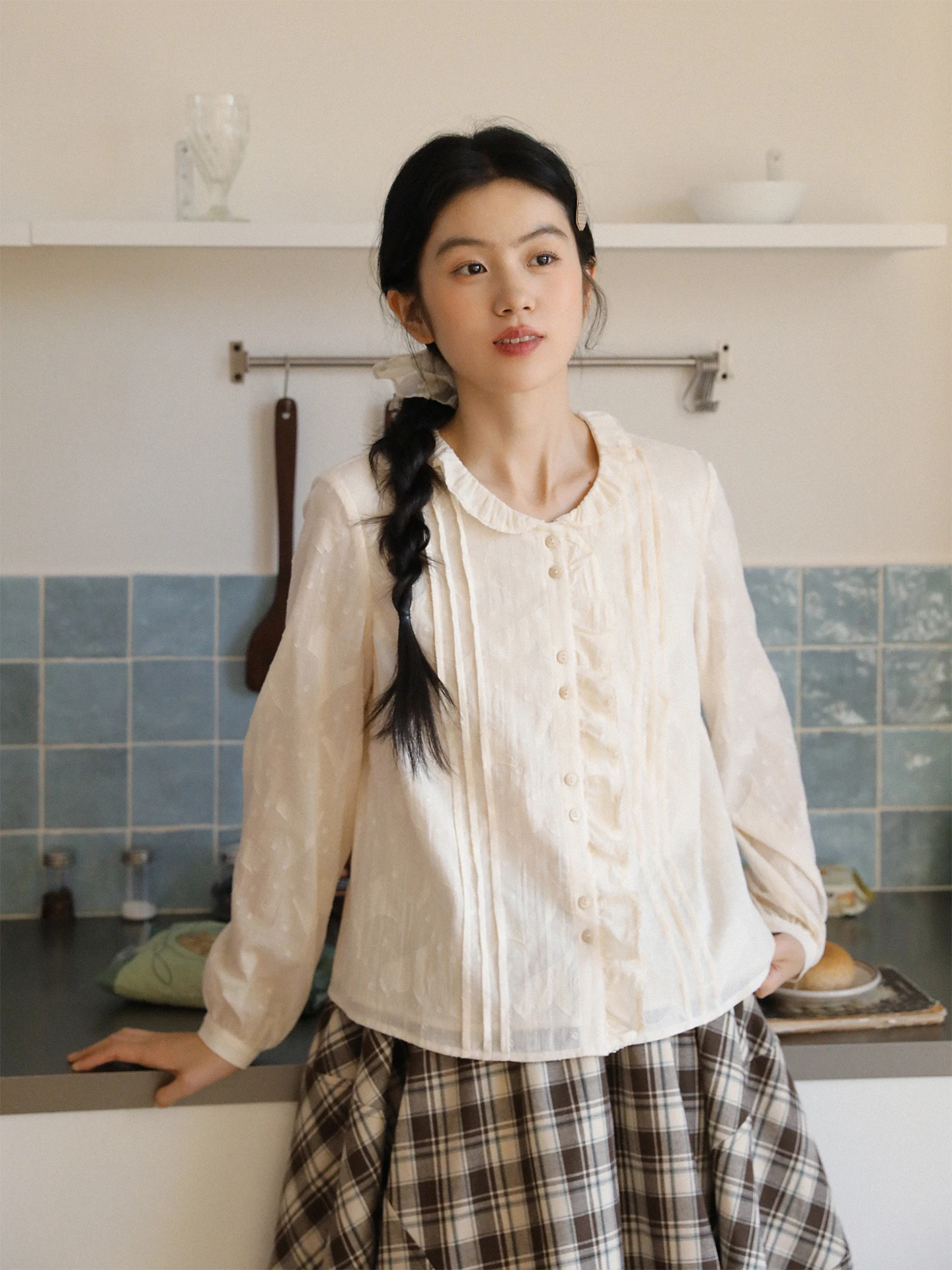 

Nesoulum Women's Cotton irt with Mother-of-Pearl Buttons Floral Embroidery Design Loose Fit Long Sve Spring Faion