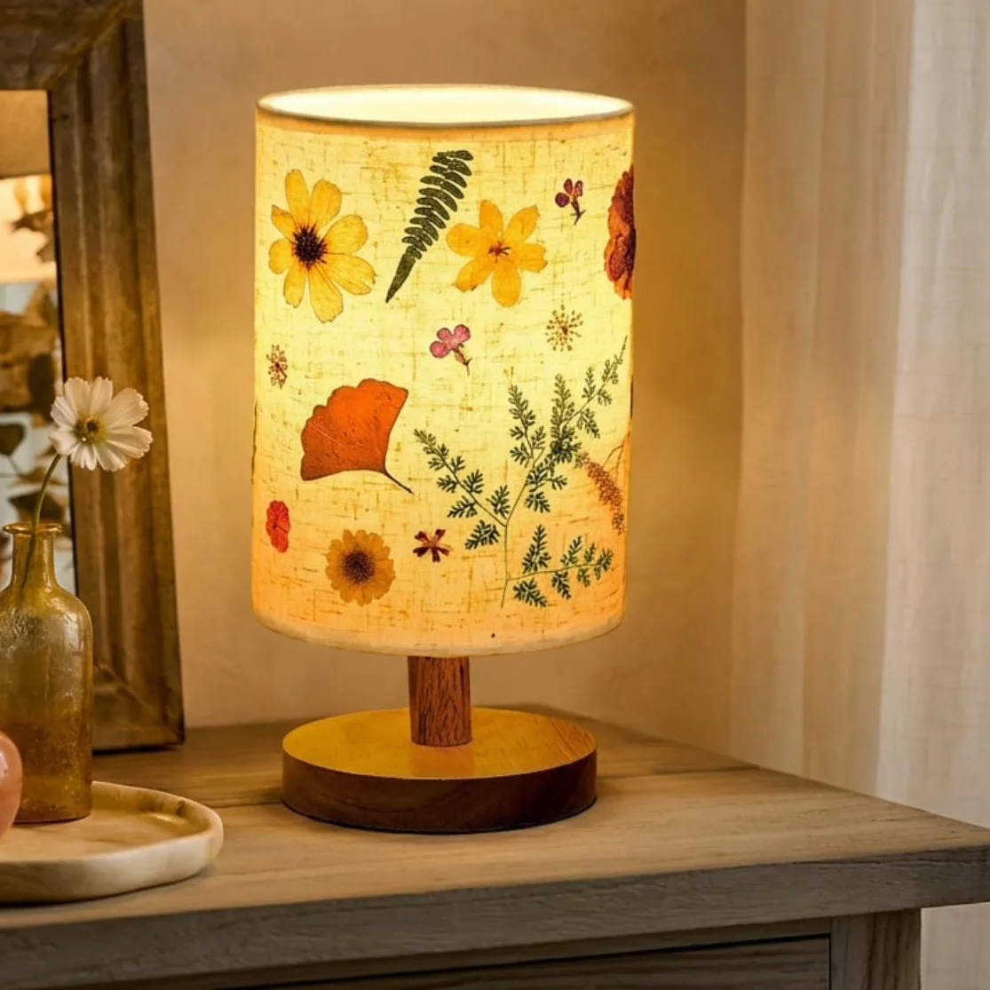 

Настольная лампа с прессованными цветами в винтажном стиле: ночник в стиле коттеджкор-бохо для спальни и гостиной
