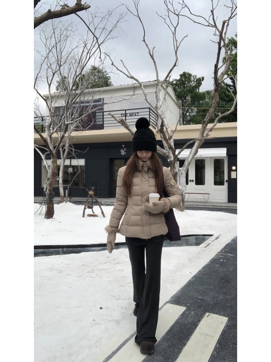 เสื้อโค้ทกันหนาวผู้หญิง Red Celebri Plaza รุ่นใหม่ปี 2025 ดีไซน์สวยงามสุดๆ สีขาว 90% ขนเป็ด  แบบริบ  ให้ความอบอุ่น