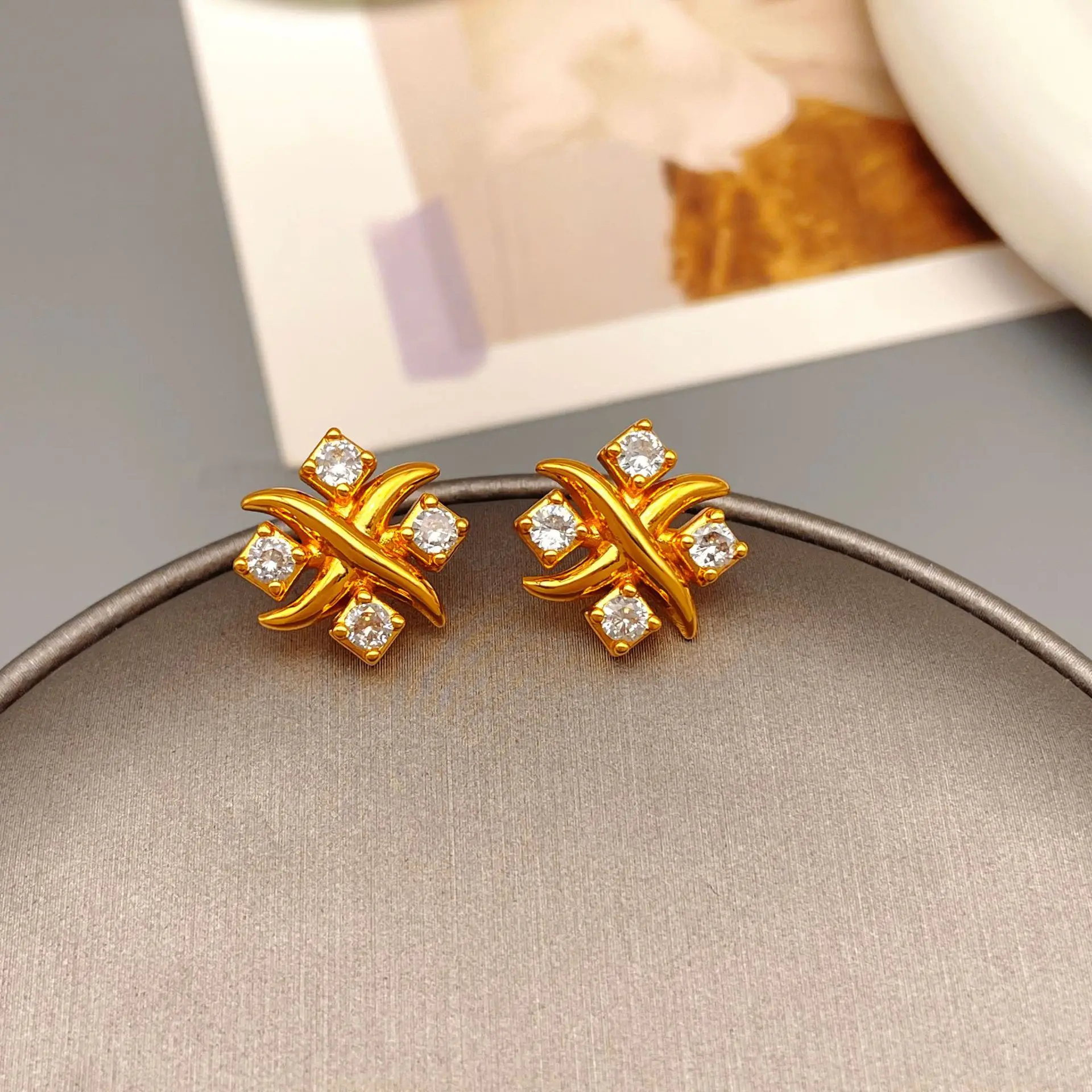 

Korean version of Love of Time, exquisite and small temperament, simple and niche design stud earrings jewelry