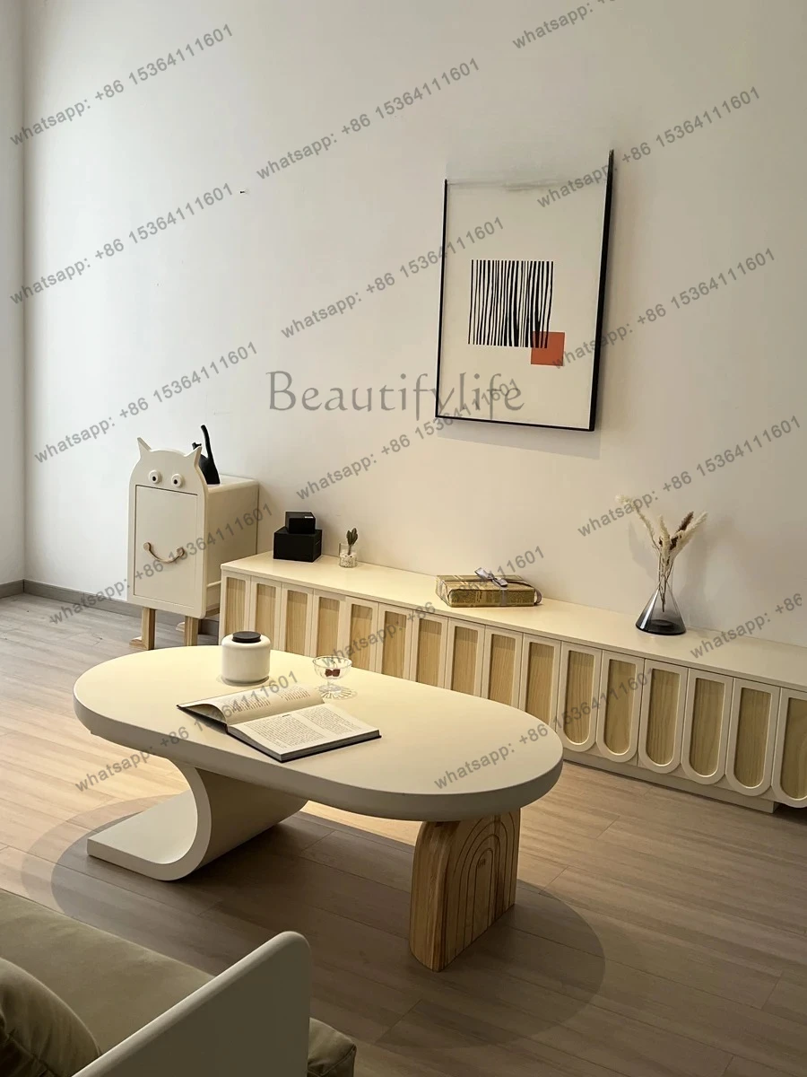 Nordischer japanischer Stil, kleine Wohnung, ovaler Couchtisch, Wohnzimmer, Backfarbe, niedriger Tisch, Balkon, Tatami-Teetisch