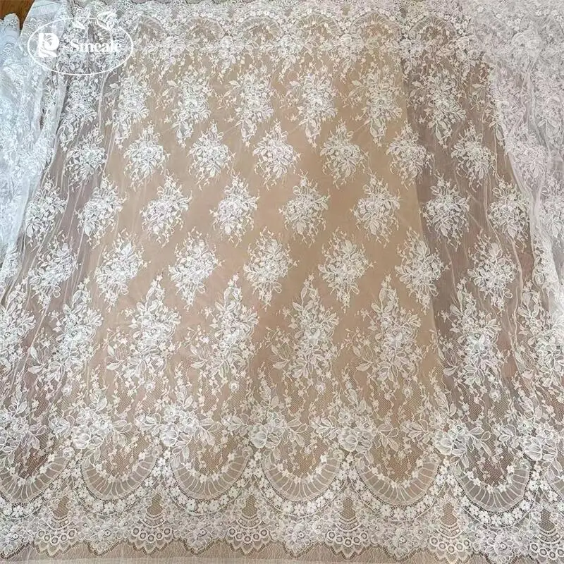 300CM X 150CM. Französischer Spitzenstoff mit großer Blumenbordüre. Couture-Brautkleidstoff mit Stickerei. – Detail 7