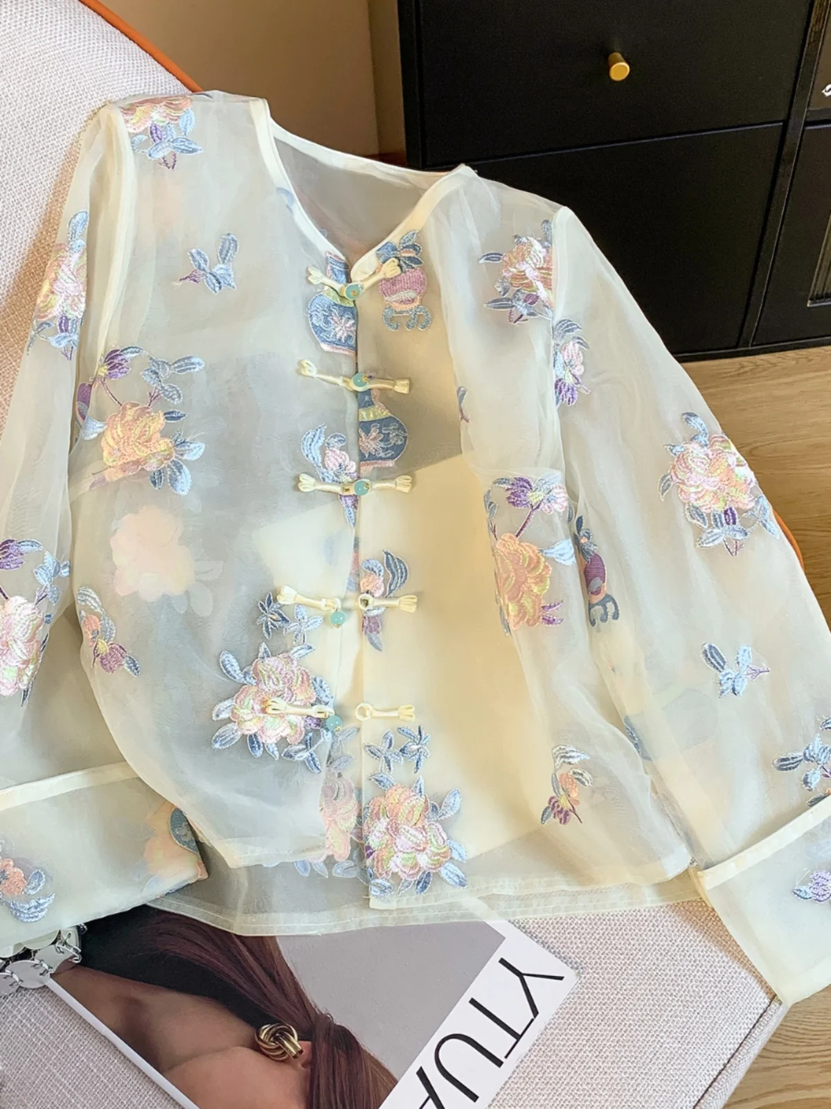 Nowa chińska bluzka damska o luźnym kroju, haftowana, cienka, chroniąca przed słońcem, z długim rękawem, stójką i kołnierzykiem.