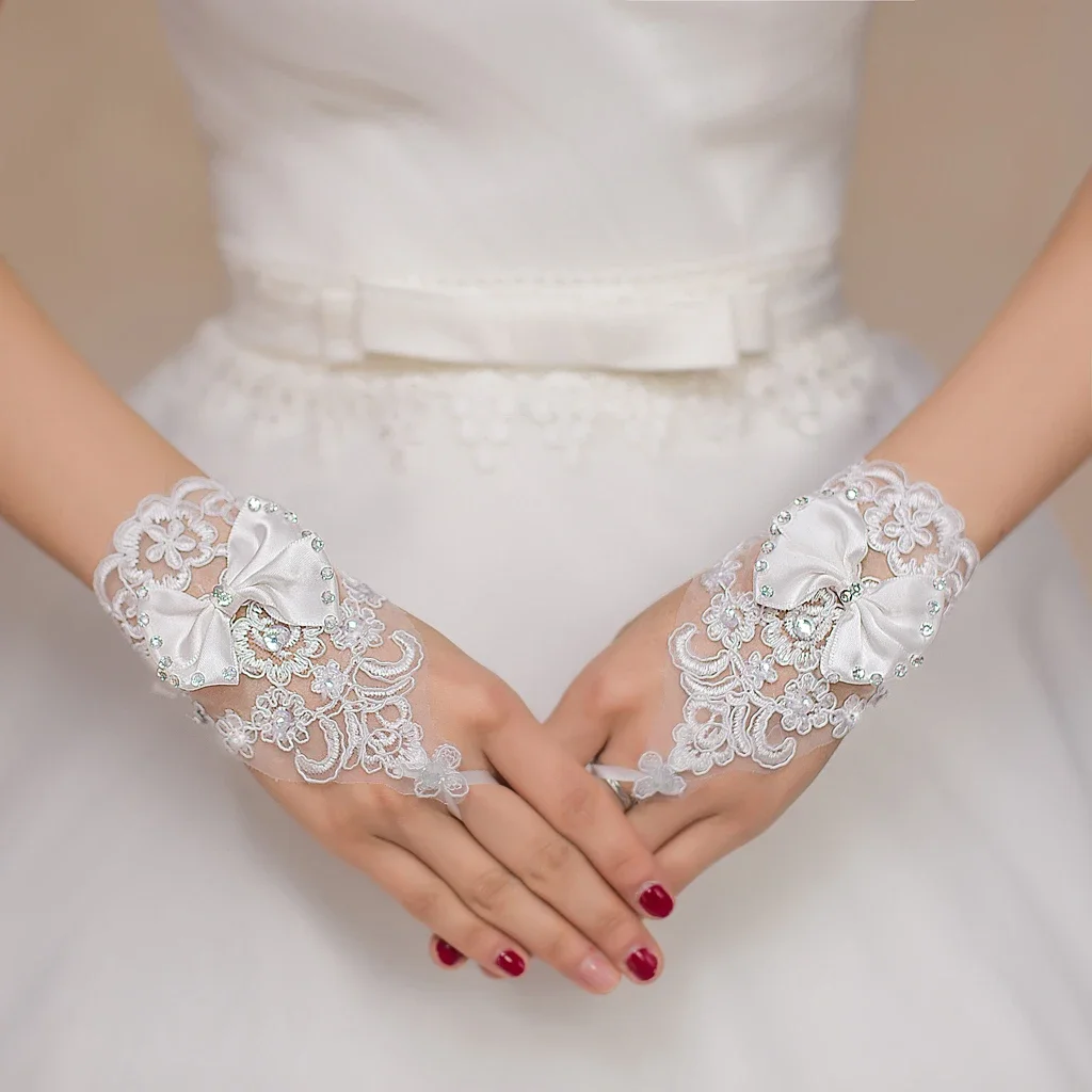 

Ladies White Lace Fingerless Hand Short Bridal Wedding Gloves