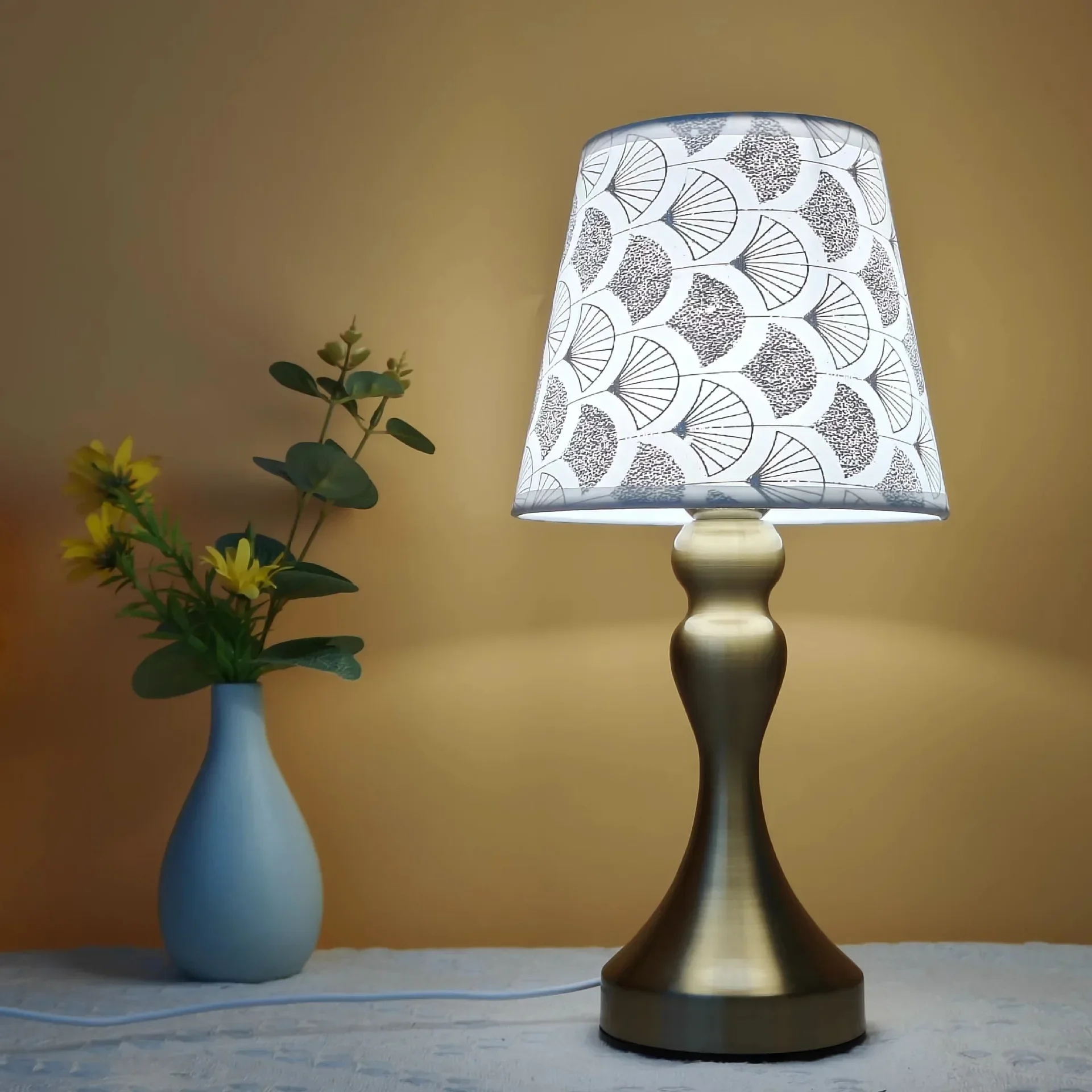 Lampu Meja Colokan USB Bagus Kamar Tidur Kap Lampu Kain Lampu Malam Peredupan Tri Warna