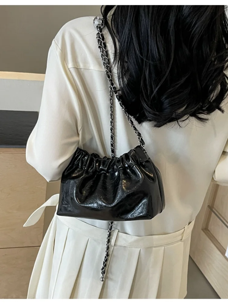 Sommer-High-End-Nische, bunte silberne Falttasche für Damen, 2025, neue leichte Luxus-Modekette, Umhängetasche, Handytasche