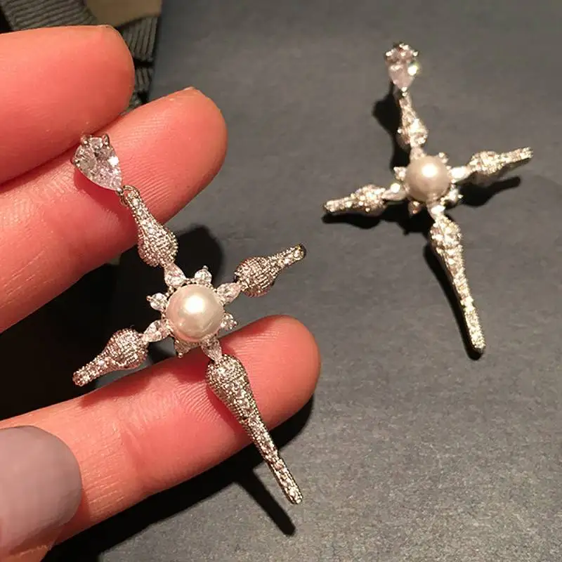 Huitan Ästhetische Kreuz-Tropfen-Ohrringe für Damen, Party, Verlobung, schicke Imitationsperlen-Accessoires, vielseitiger Schmuck mit glänzendem CZ