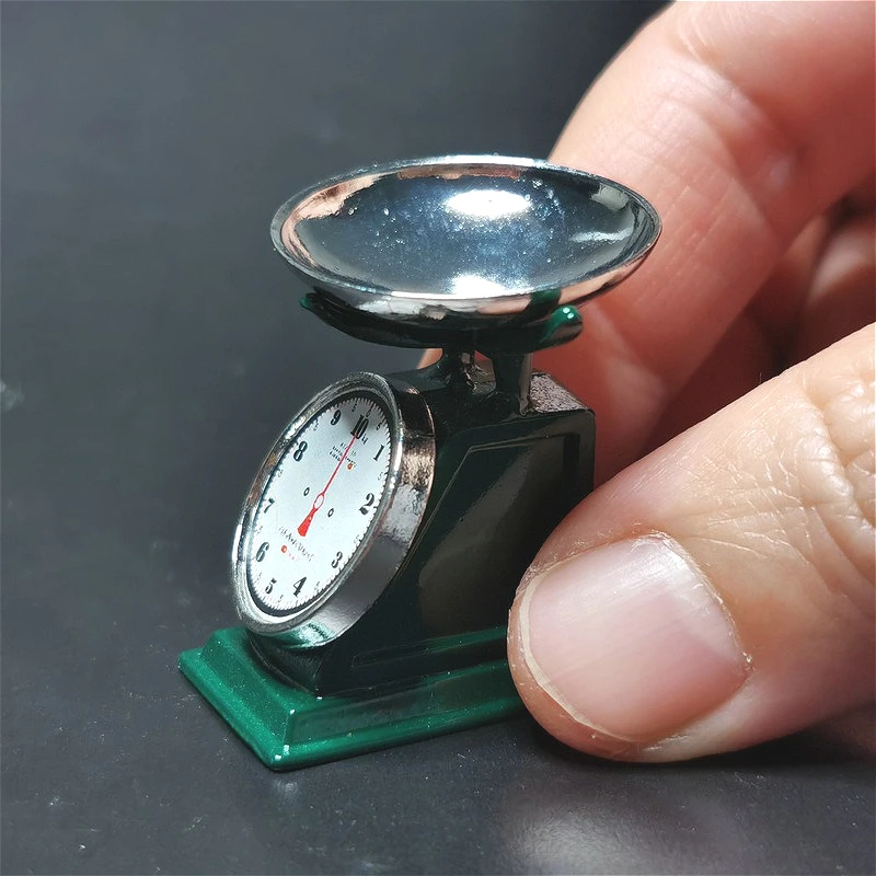 ชุดของเล่นบ้านตุ๊กตาขนาดเล็ก รูปแบบวินเทจ พร้อมเครื่องชั่งผลไม้และแบบจำลองผลไม้ สำหรับเล่นบทบาทสมมติในบ้านหรือตลาดผลไม้กลางแจ้ง ของตกแต่งจิ๋ว