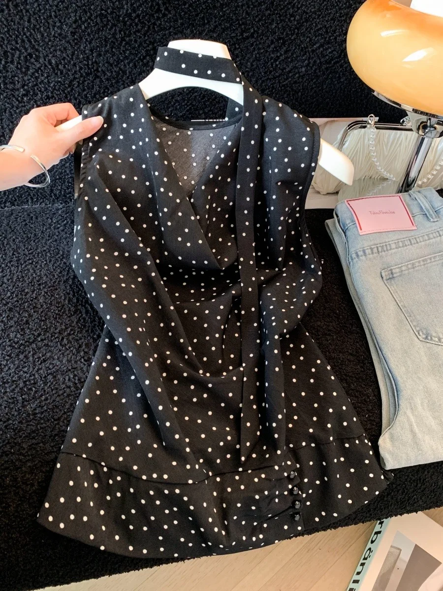 

Элегантный женский летний жилет без рукавов в горошек 2026 года: уникальный красивый дизайн, очаровательная рубашка с поясом, оригинальный дизайн, V-образный вырез, свободный крой.