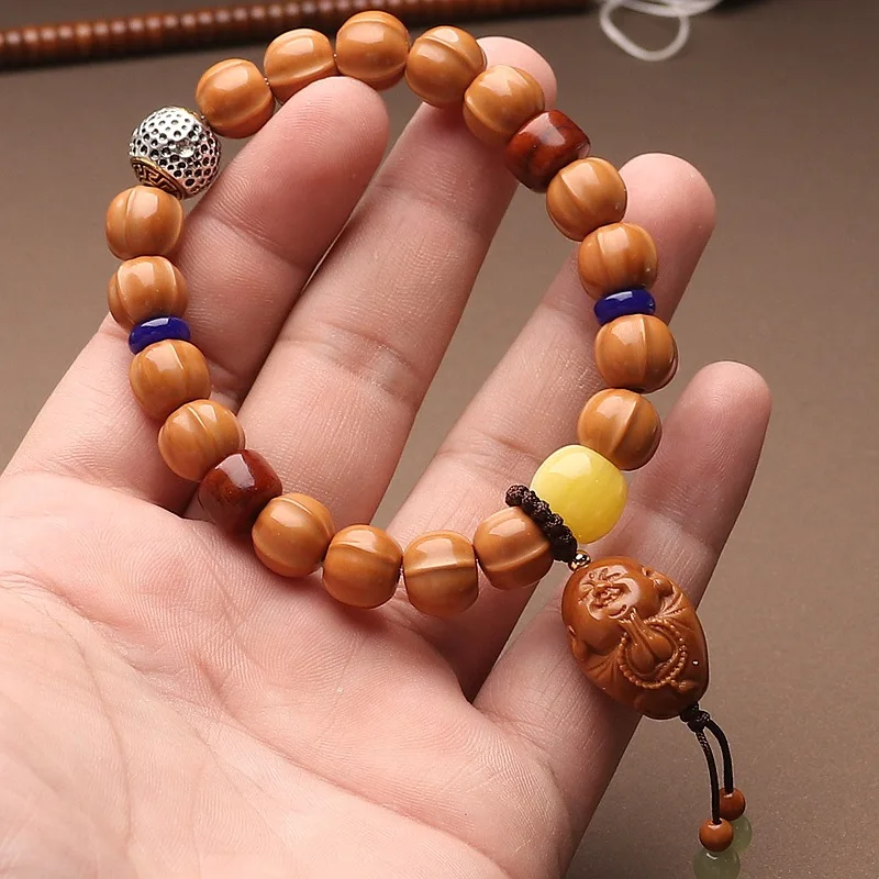 Houhou walnut carved shark back original design, paired with olive stone beads, a small Buddhist prayer bracelet