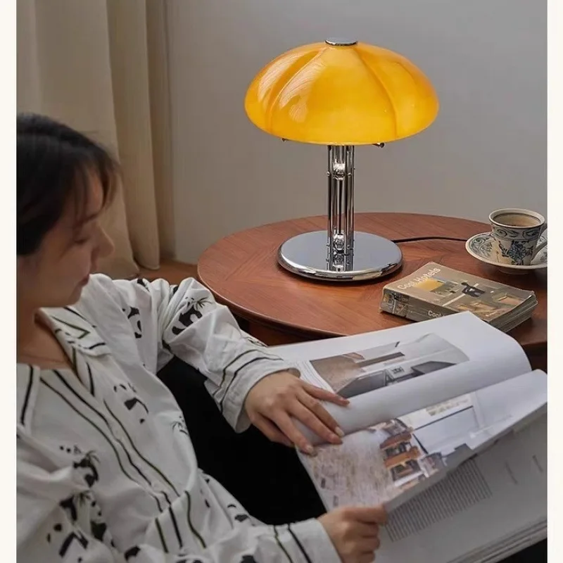 Lampu Meja Bentuk Jamur Gaya Bauhaus Korea, Lampu Meja Labu Desainer dengan Pengisian Daya Canggih, Dekorasi Kamar Tidur