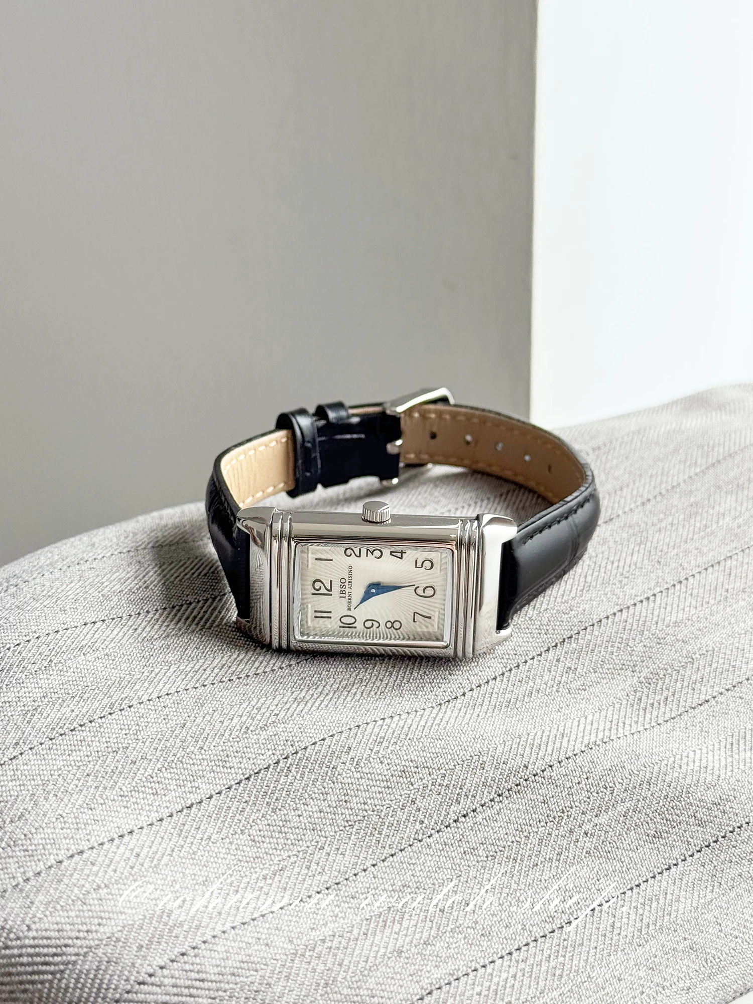 ساعة نسائية أنيقة ساعة مربعة بسيطة ومتطورة بتصميم جديد 2025 هدية رائعة لساعة يد كوارتز عصرية للنساء.