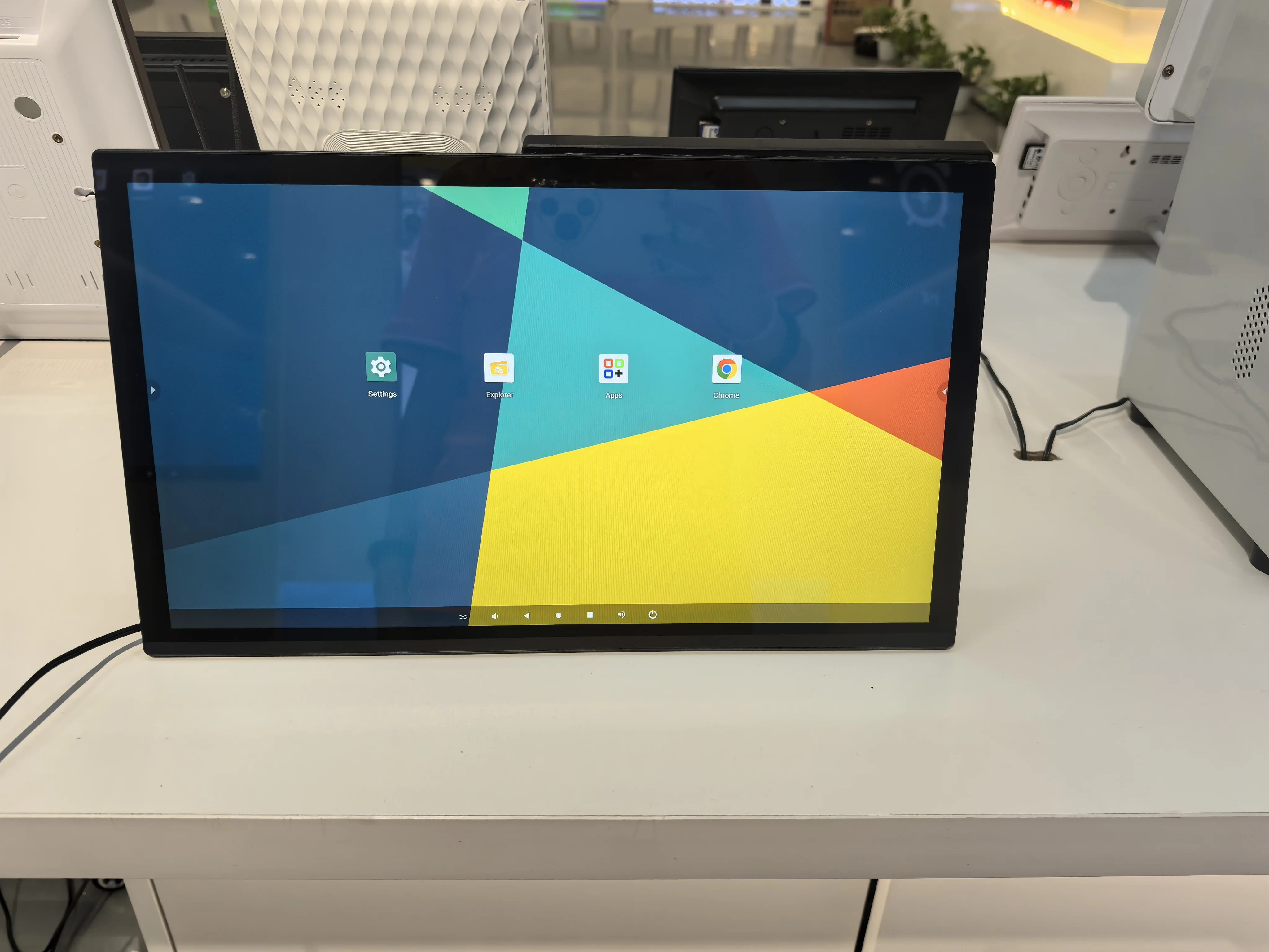 15,6 inch commerciële digitale sigange Android11 2 + 32 GB alles-in-één tablet met vloerstandaard Kioskbeugel voor kalenderweergave