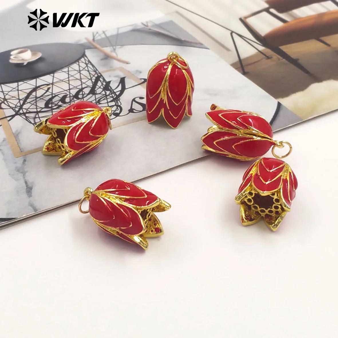 

WT-JFE150 Wholesale Tiny Yellow Brass With Rrop Oil Red Flower Shape Pendant For Women Lovely Jewelry