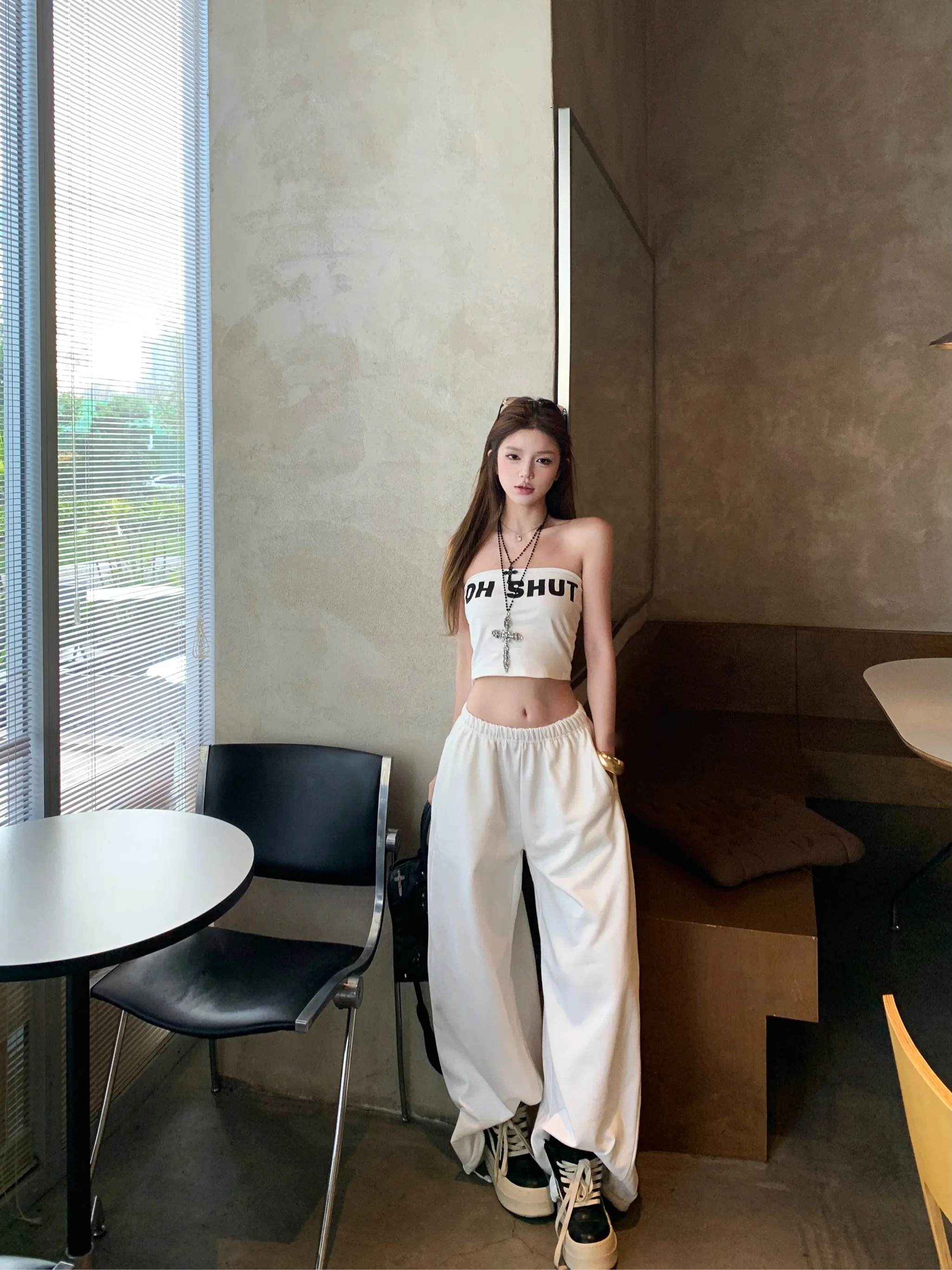 

Новый женский спортивный комплект в американском стиле для весны 2026: топ-бандо с буквенным принтом и широкие брюки для коррекции фигуры, комплект из двух предметов