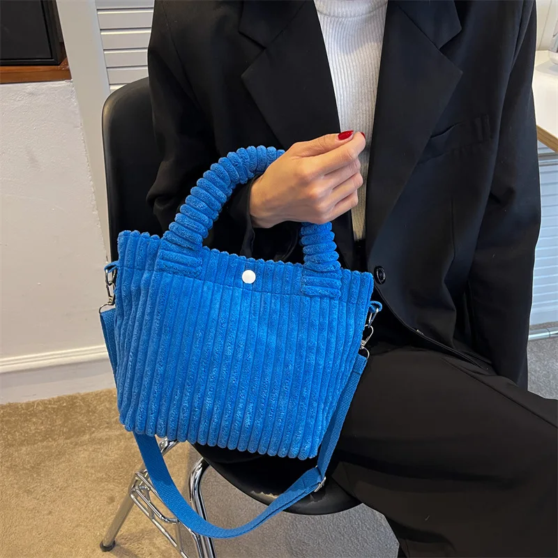 Borsa da donna in velluto a coste alla moda 2022 Trend nuove borse borse a tracolla a secchiello versatili di nicchia borse a tracolla con bottone in Nylon femminile