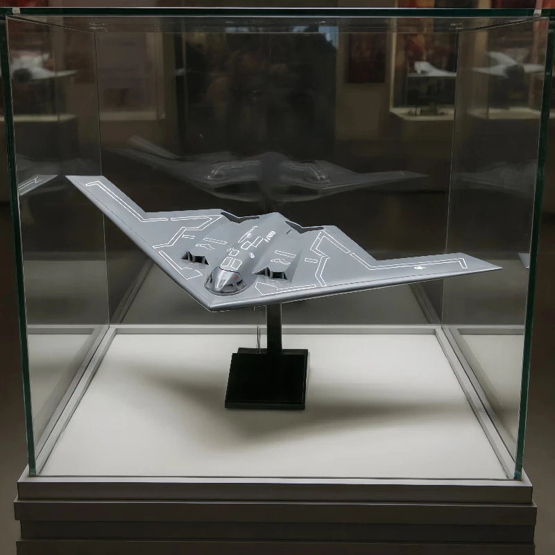 

Масштабная модель стратегического бомбардировщика B-2 Spirit Stealth (США) 1:200 из сплава, готовая, с выдвижным шасси, настольное украшение для коллекционеров