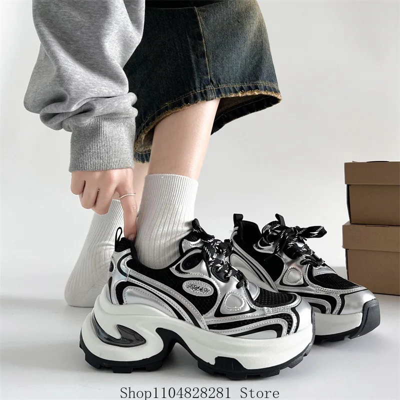 Der Modetrend 2025, erhöht die Höhe der neuen Herbst- und Winterprodukte mit dicken Sohlen und plüschiger, leichter Sportschuh