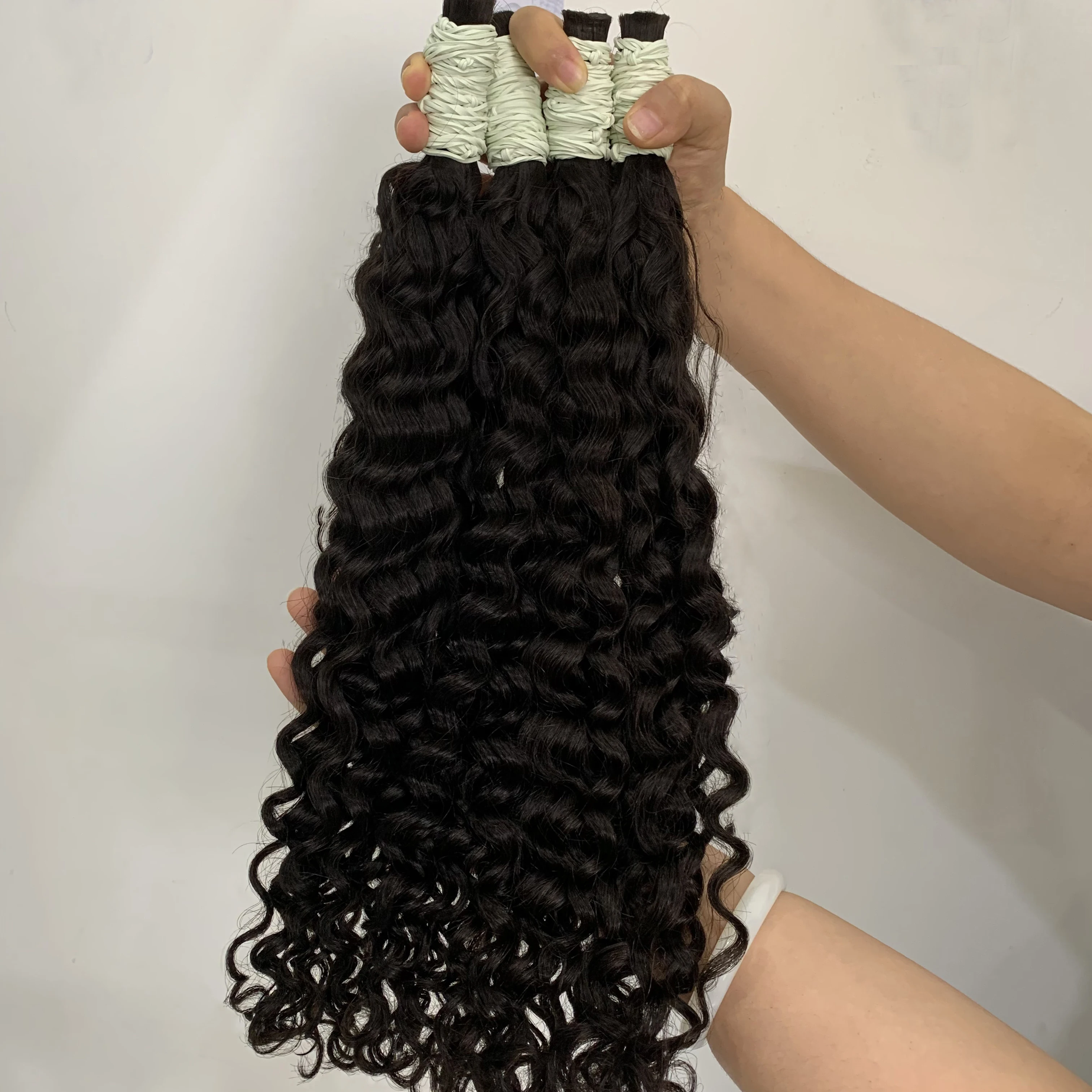 人毛編み込みバージンナチュラルヘアバンドル10Aヘアウィービングノーウェフトカーリー人毛ルーズディープヘアエクステンション用