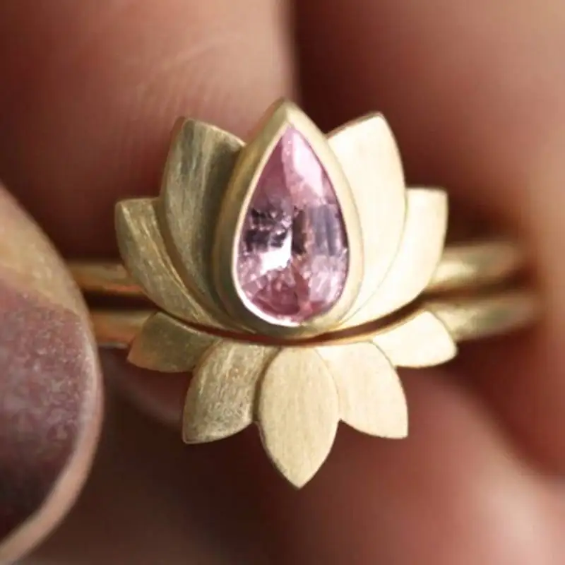 Huitan Fresh Style Lotusförmiger Damenring, 2 Stück/Set, luxuriös, für Partys, Alltag, trendig, goldfarben, Accessoires, Schmuck mit glänzendem rosa CZ