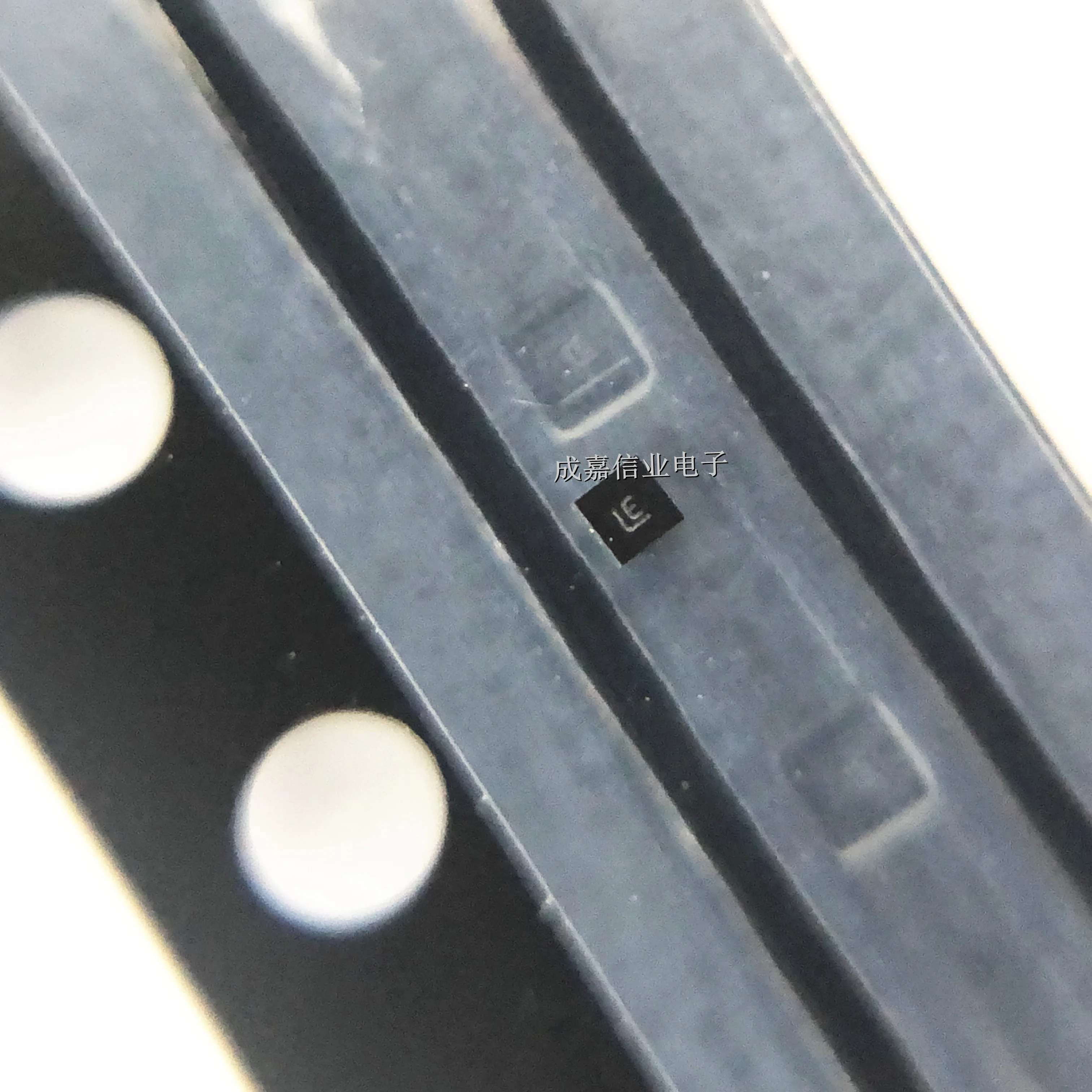 

100 шт./лот LDLN025J18R FlipChip-4 LDO-регуляторы напряжения 1,8 В 250 мА, рабочая температура: от -40°C до +125°C