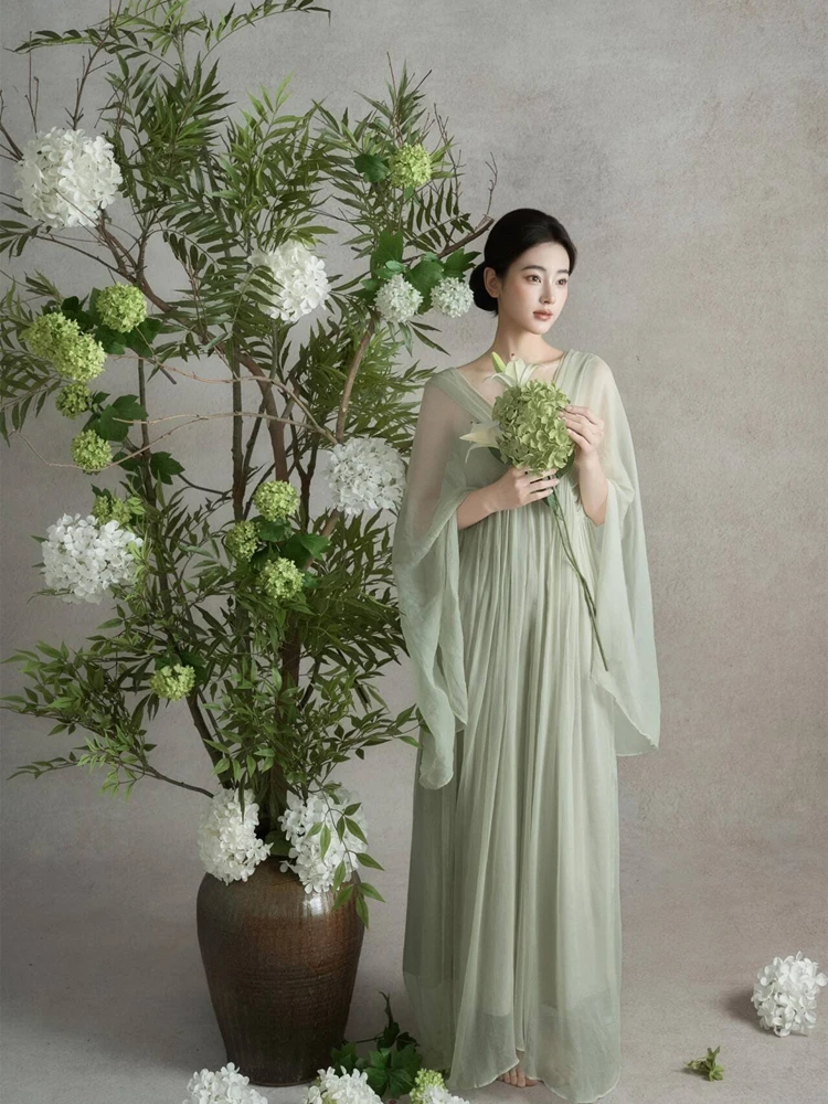 

Элегантный длинный халат в китайском стиле для фотосессий в студии: высокая мода, классика и изысканность