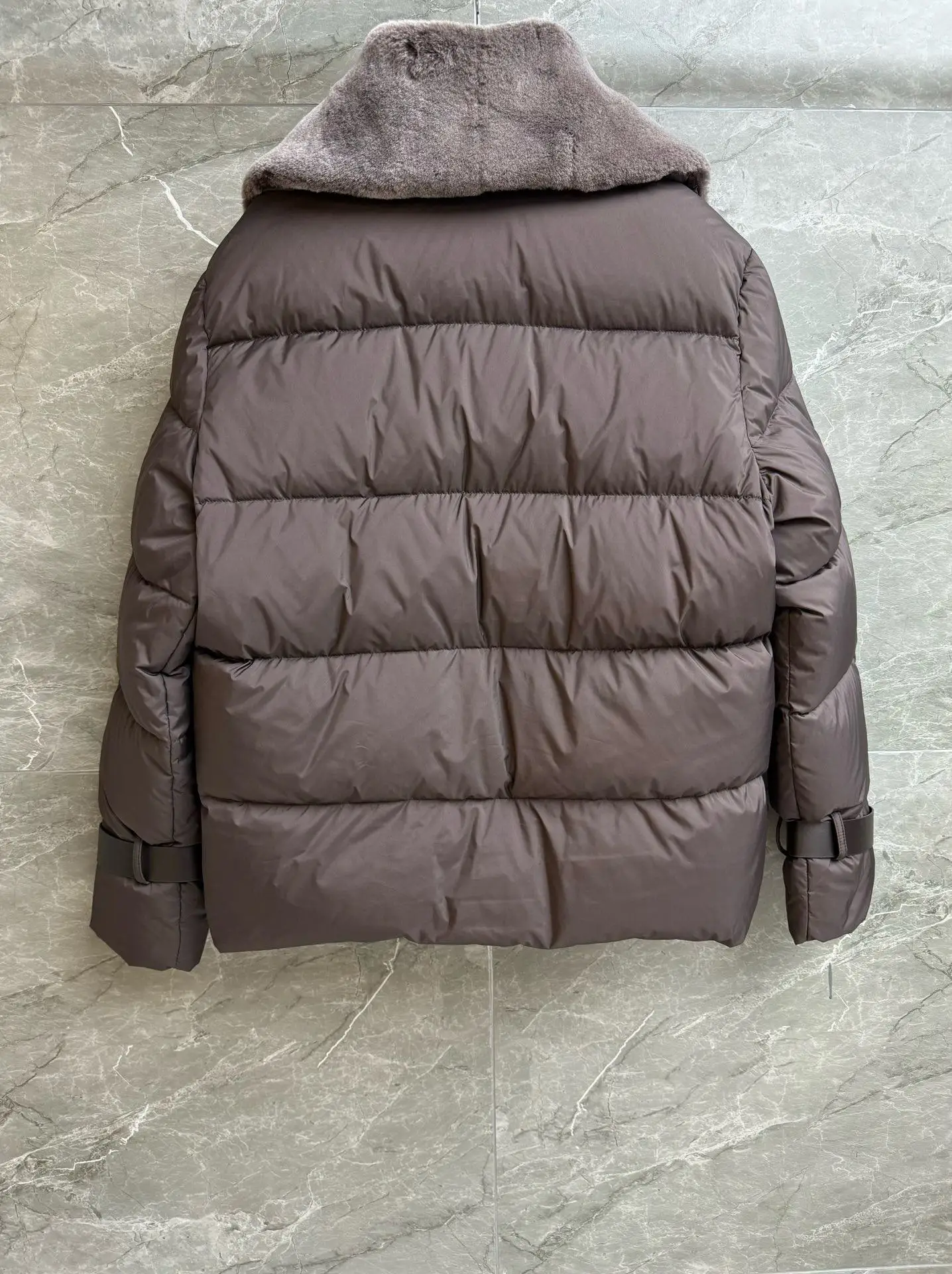 2025 Nueva chaqueta de plumón para mujer, abrigo de invierno con cuello de piel sintética, cálido a prueba de viento de primera calidad, plumón de pato blanco 90%, moda