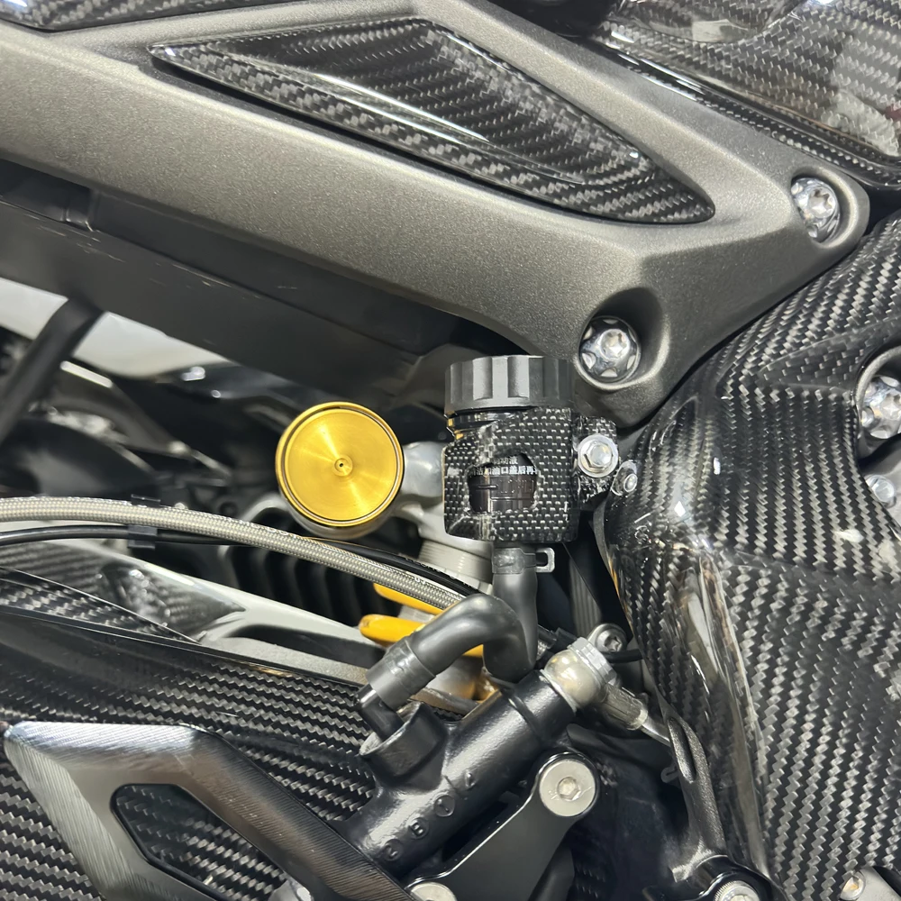 Geeignet für Triumph Street Triple 765 R RS 2017–2014. Motorrad-Hinterradbremspumpe, 100 % Kohlefaser-Reservoir-Schutzabdeckung – Detail 3