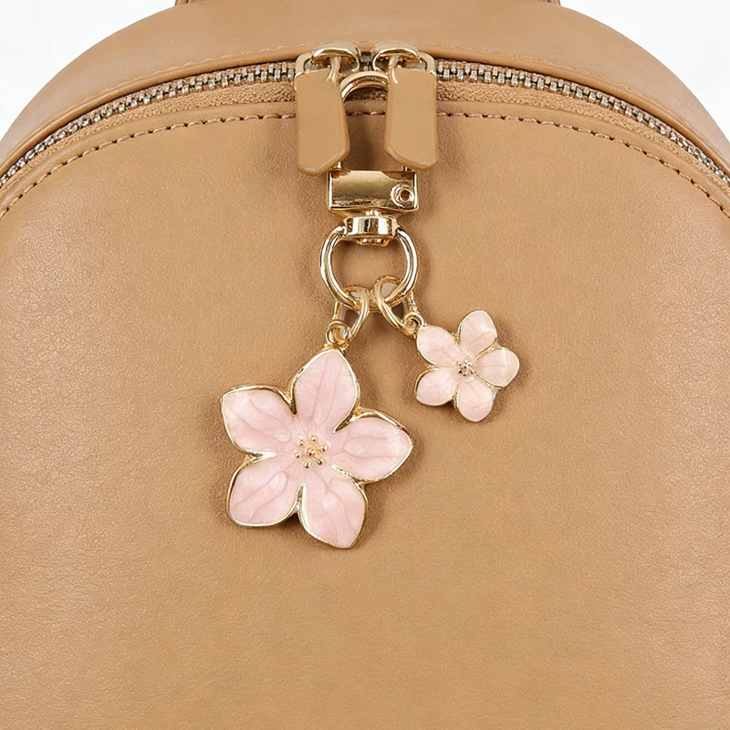 1PC Portachiavi Minimalista con Fiore di Pera, Ciondolo per Zaino Stile Giapponese Margherita, Accessorio Trendy per Migliori Amiche, Design alla Moda e Durevole