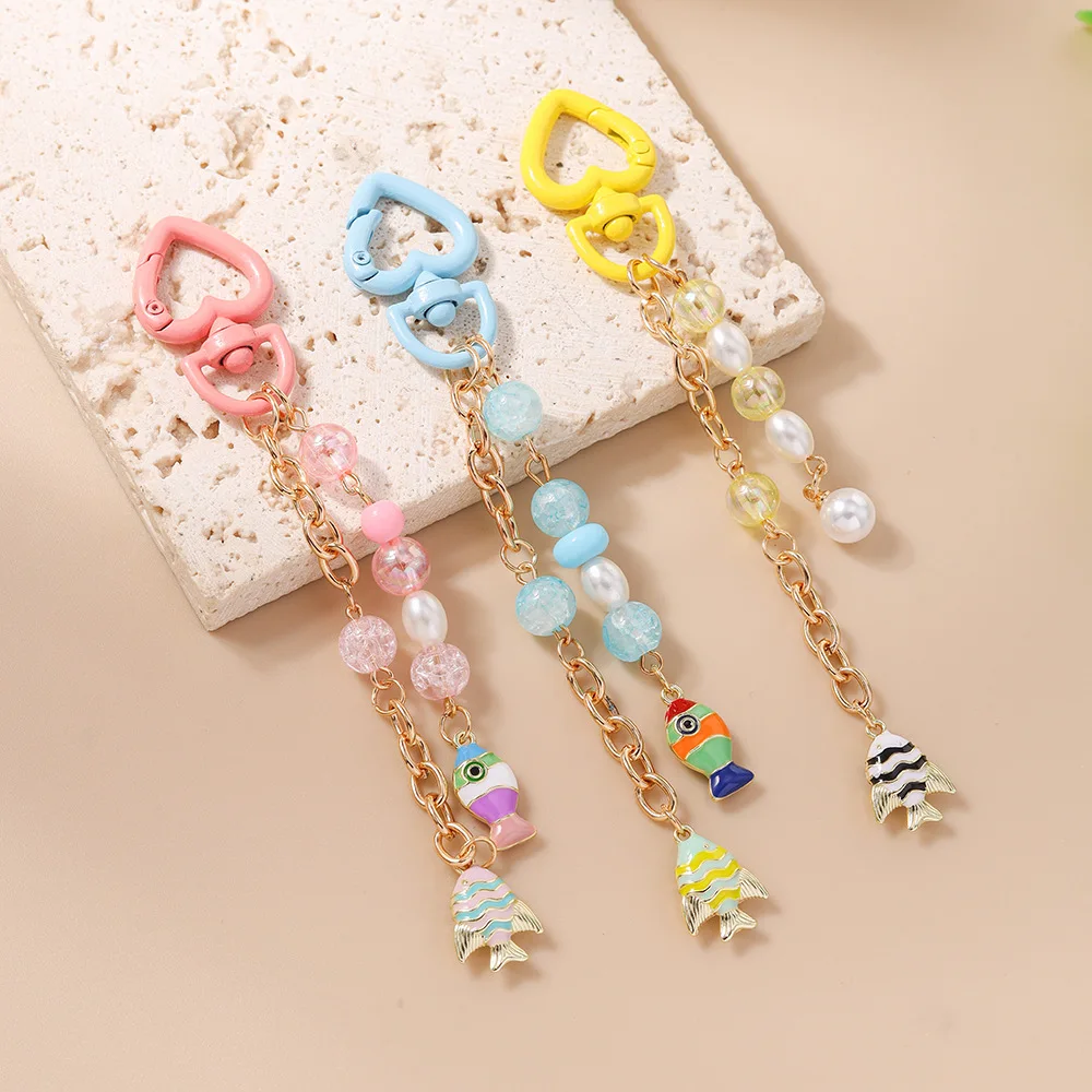 Llavero con cuentas de pez lindo para mujer, accesorio colgante de esmalte Kawaii con clip de corazón para bolso y mochila