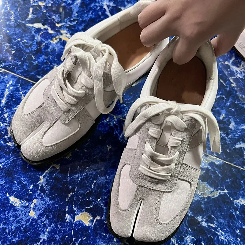 

2026 High Quality Women's Sneakers and Casual Shoes Fashion Retro Board Women's Shoes Split-toe Shoes for Women Zapatos De Mujer