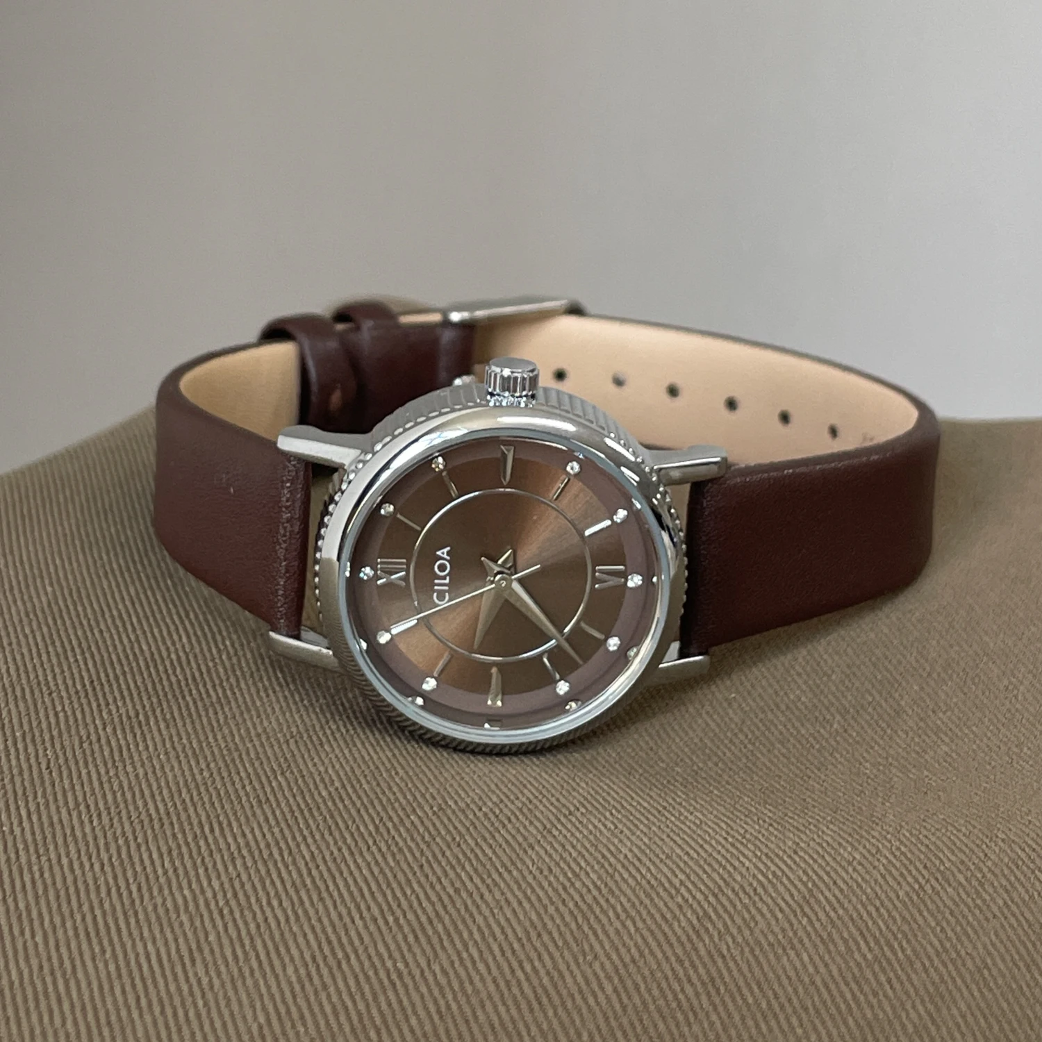 ساعة CILOA مستديرة بمزاج بني أنثى 2025 ماركة جديدة أصلية خفيفة فاخرة هدية موضة ساعة كوارتز مقاومة للماء