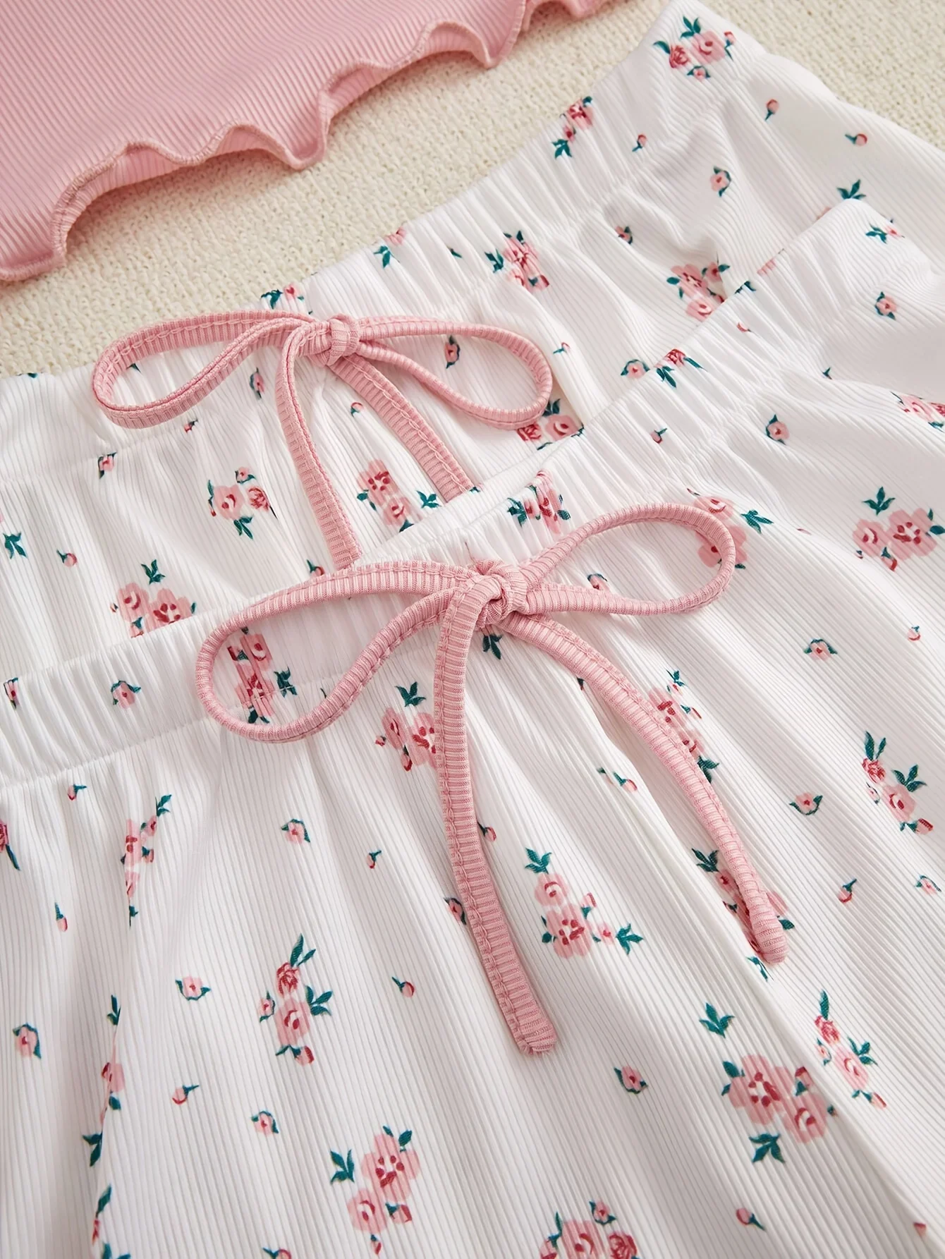 ฤดูร้อน 3-PCS ชุดนอนสตรีชุดคอวีถักลูกไม้ Suspender พิมพ์ลายดอกไม้กางเกงขาสั้นจับคู่กับกางเกงชุดนอนสบายๆ