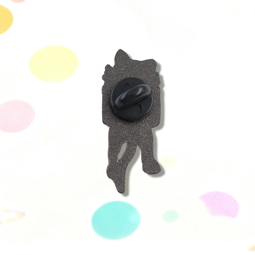 �Ich beurteile dich stillschweigend“ – lustiger Slogan-Abzeichen-Design, schwarze Katze, Brosche, Accessoire für Tierliebhaber, Emaille-Anstecker, schlichter Modeschmuck. – Detail 3