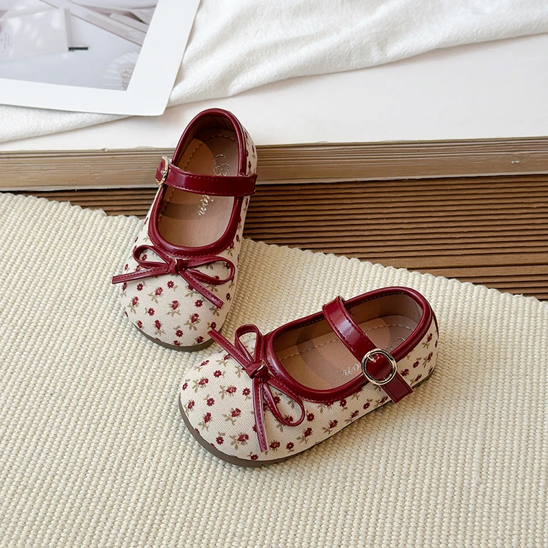 

Детские кожаные туфли-балетки Kiss Bow Strap для девочек, новинка осени 2026, с цветочным принтом, на мягкой подошве, элегантные праздничные туфли для малышей 1-3 лет