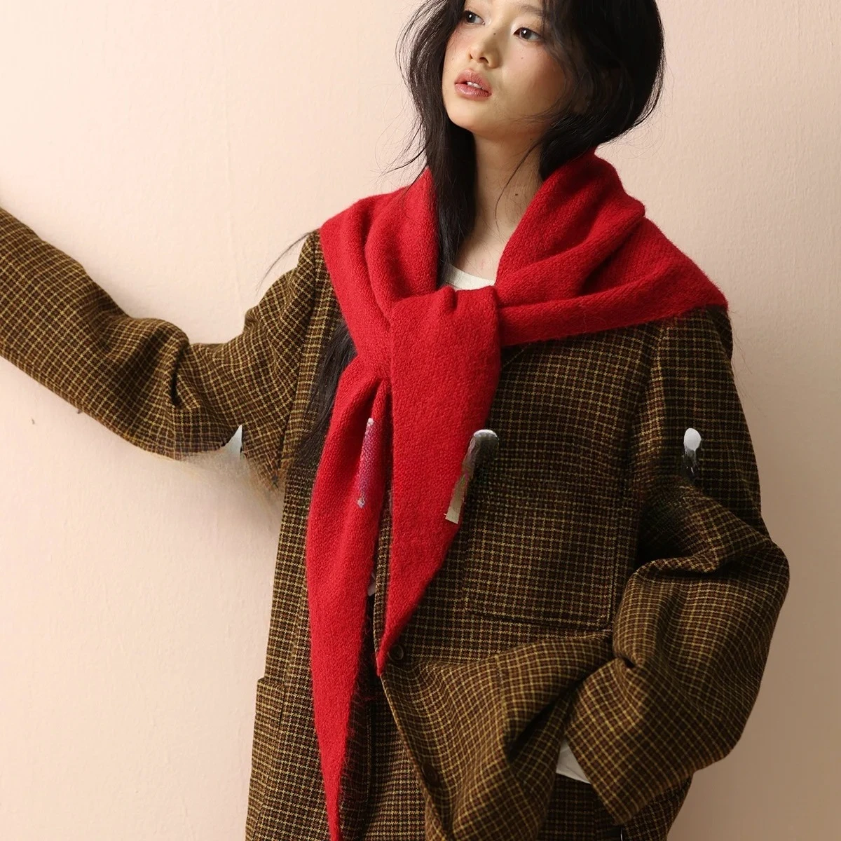 

Шерстяной вязаный треугольный шарф большого размера в корейском стиле, женский зимний теплый платок, шаль, цветной шейный платок, хиджаб2026