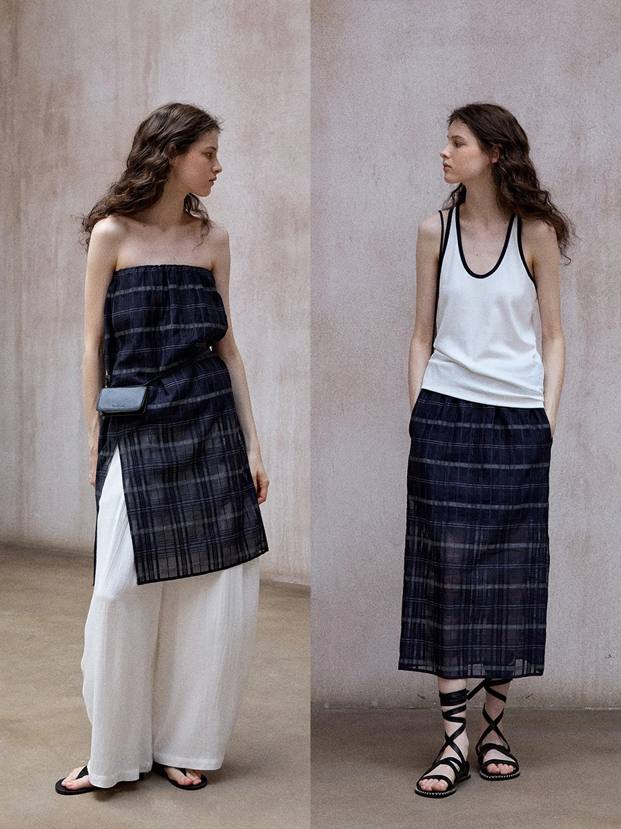 

Комплект TINNTINN: юбка из шелкового твила в клетку и топ на бретельках с ярким принтом. Идеально для повседневной носки.