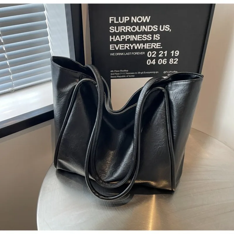 

Модная женская сумка-мессенджер из кожи, удобная, классическая, элегантная, для городских приключений.