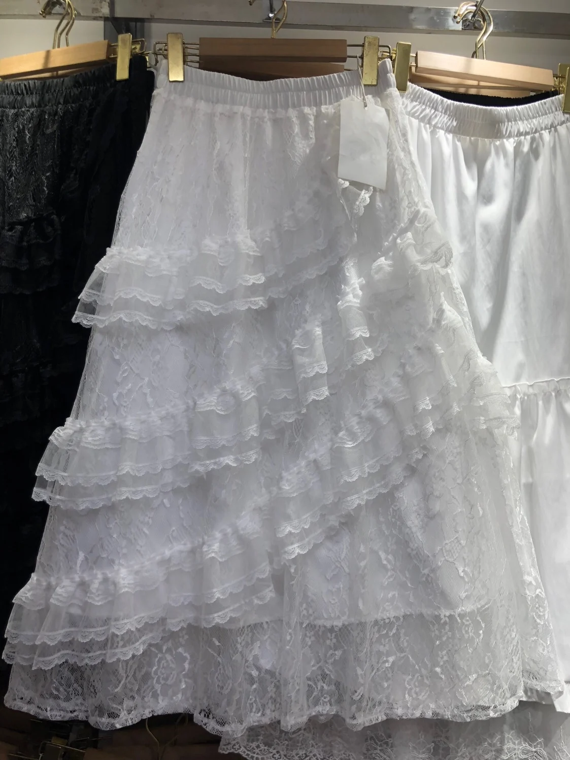 

Длинная женская юбка-кейк с асимметричным кружевом, белая, весна 2026, супер-сказочная, с завышенной талией, свободного кроя, из других материалов
