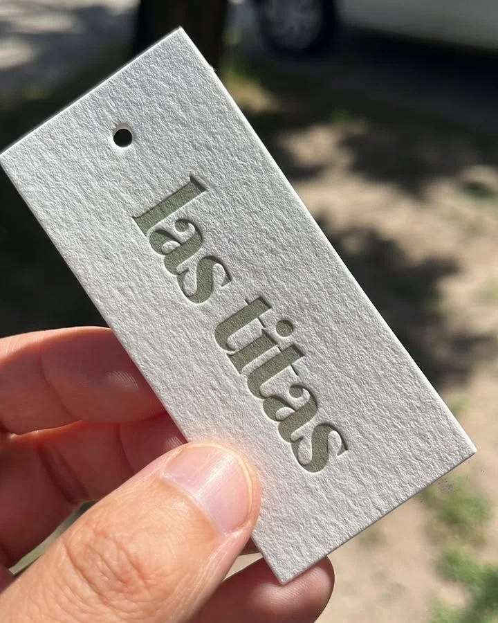 Etiquetas Colgantes Personalizadas, Impresión en Tela, Grabado en Relieve, Etiqueta de Algodón para Ropa, Personalización con Logotipo, Etiqueta para Prendas