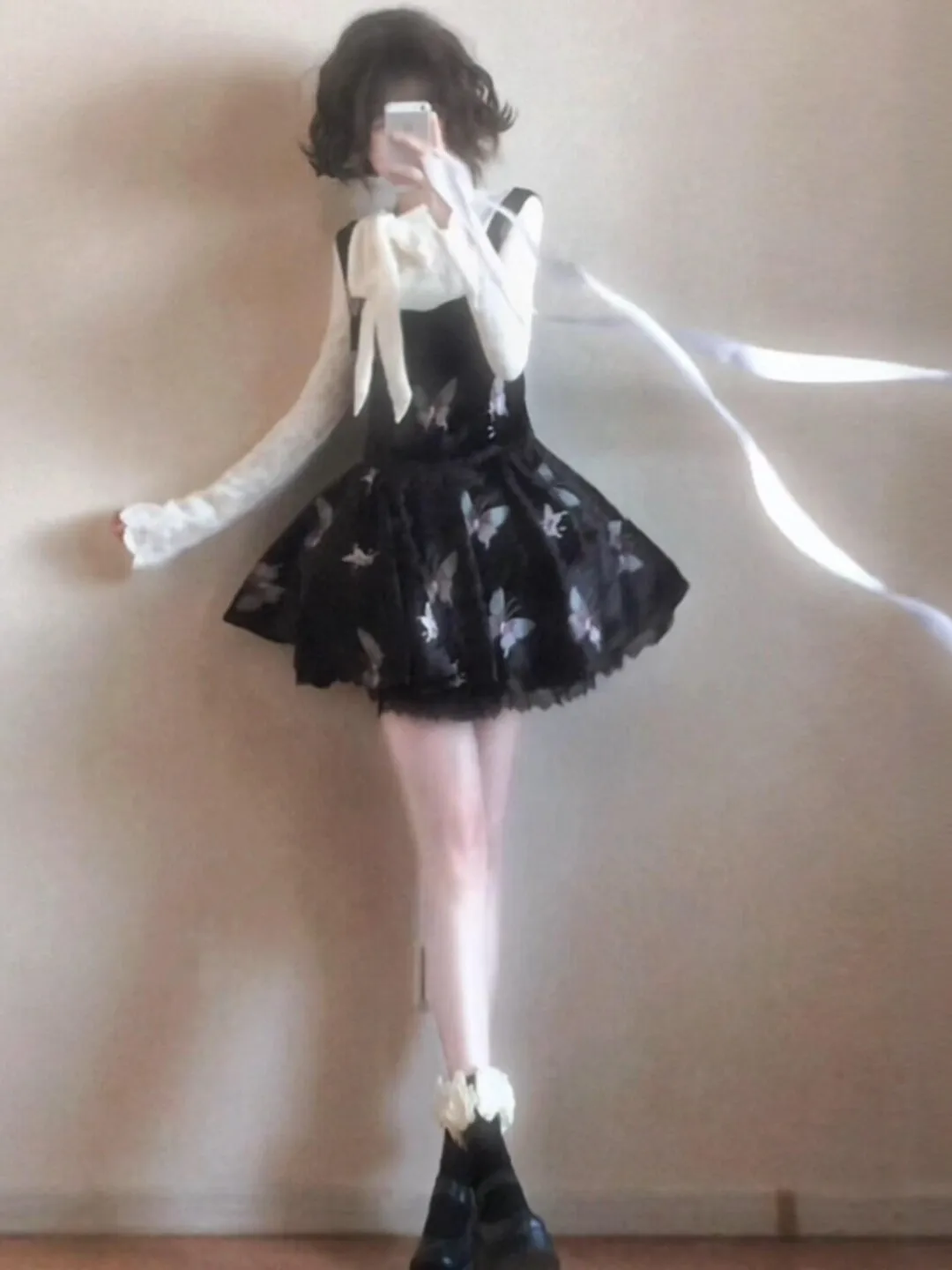 

Ретро-миниатюрный супермодный комплект из двух предметов: платье с топом на бретельках и брюки/юбка. Полный образ для весны 2026. Модный женский комплект одежды.