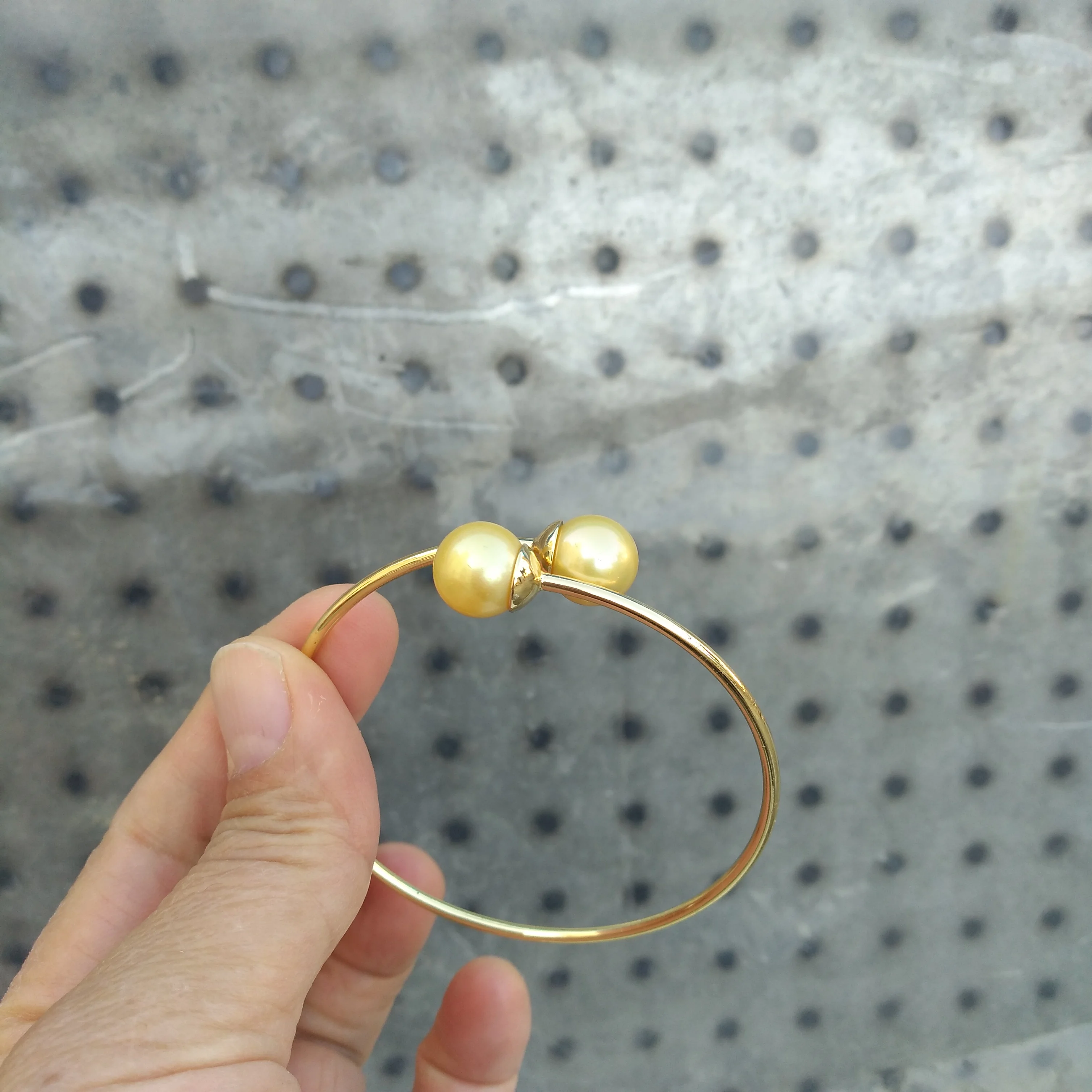 

Timeless 10-11mm Natural South Sea Golden Round Pearl Bracelet