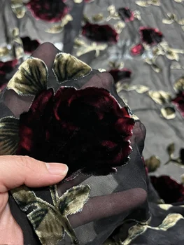 เดรสกี่เพ้าผ้าไหมเนื้อกำมะหยี่สีดำขอบล่างแต่งลายดอกกุหลาบชุดกึ่งโปร่งใสสำหรับกี่เพ้ากี่เพ้า