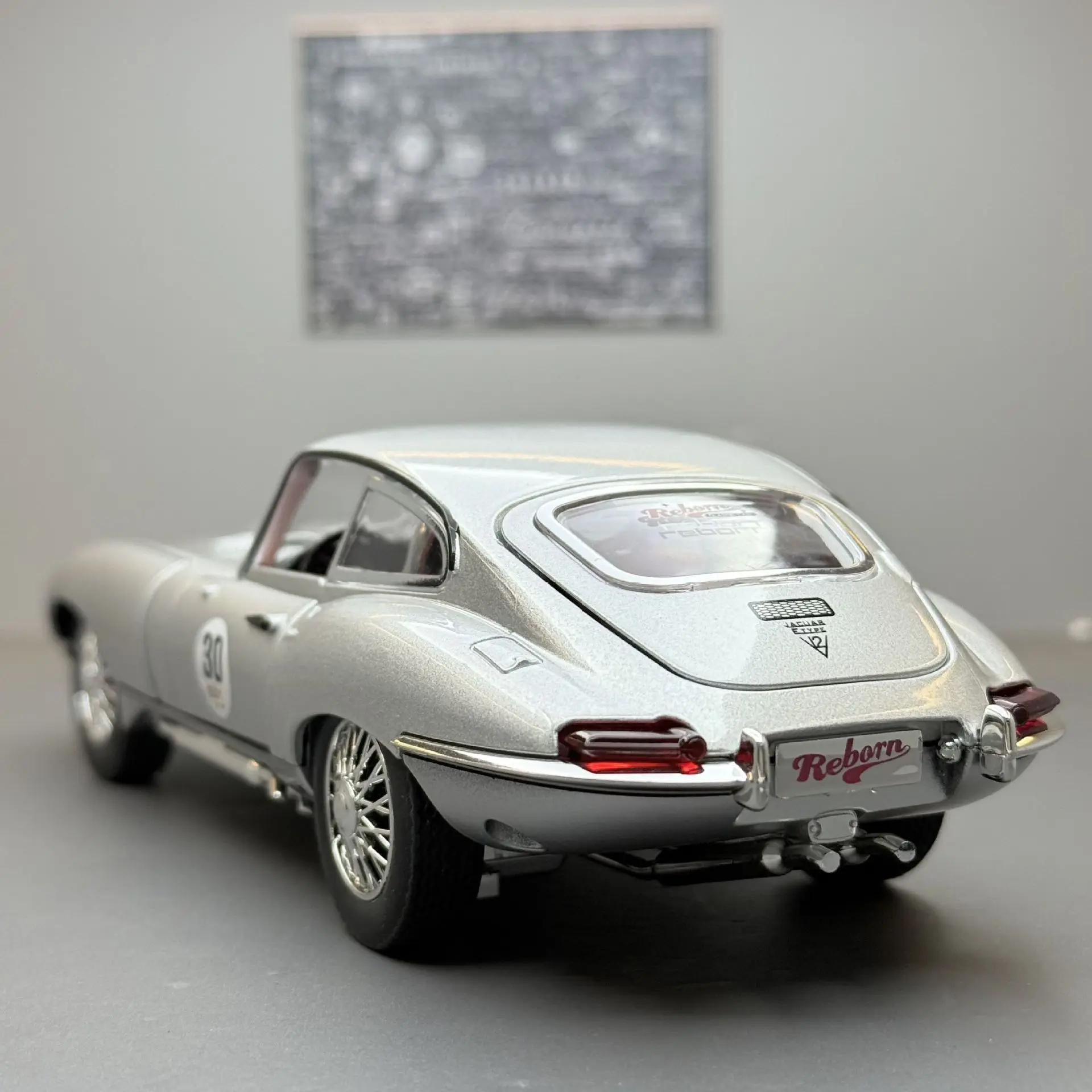 1:24 E-TYPE Sports Car Sound and Light Pull Back Children's Toy Car Model Ornament Diecast Alloy Car Model Collectible