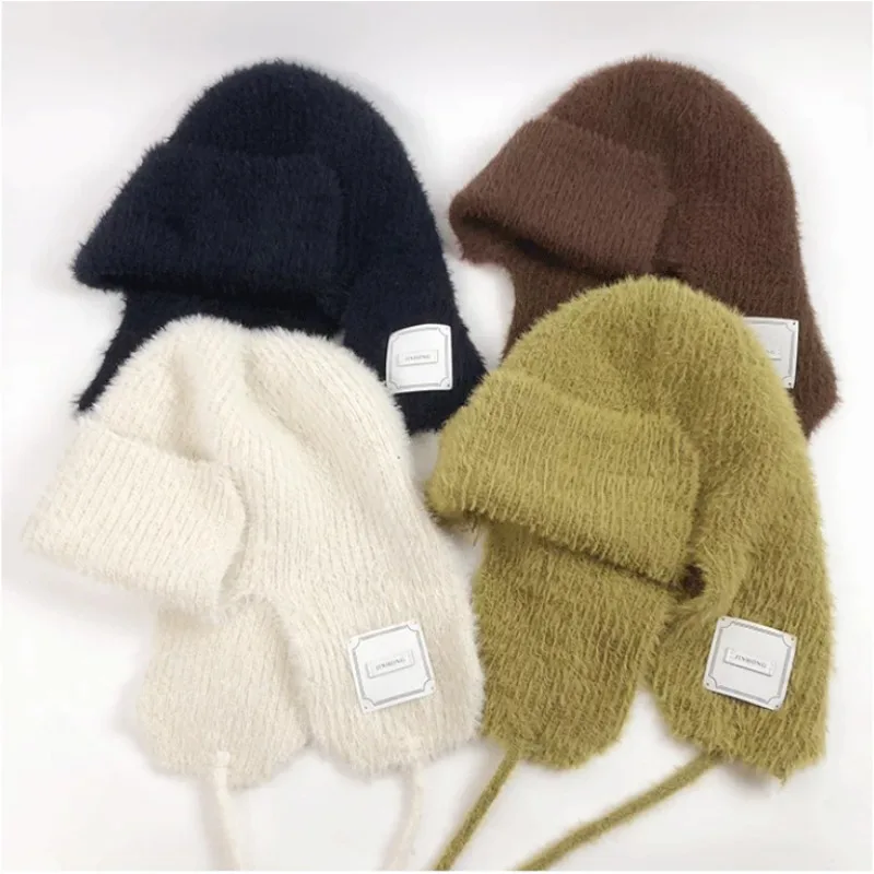Flauschige, gestrickte Wintermützen für Damen, weiche Plüschmützen mit Ohrenklappen und Etikett, winddichte, warme Mützen mit Kordel zum Binden, ideal für Schnee und Outdoor-Aktivitäten. – Detail 5